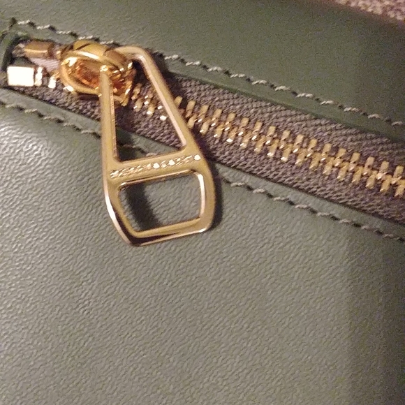 Convertible wallet "BCBG MAXAZRIA" GENUINE LEATHER - Picture 2 of 6